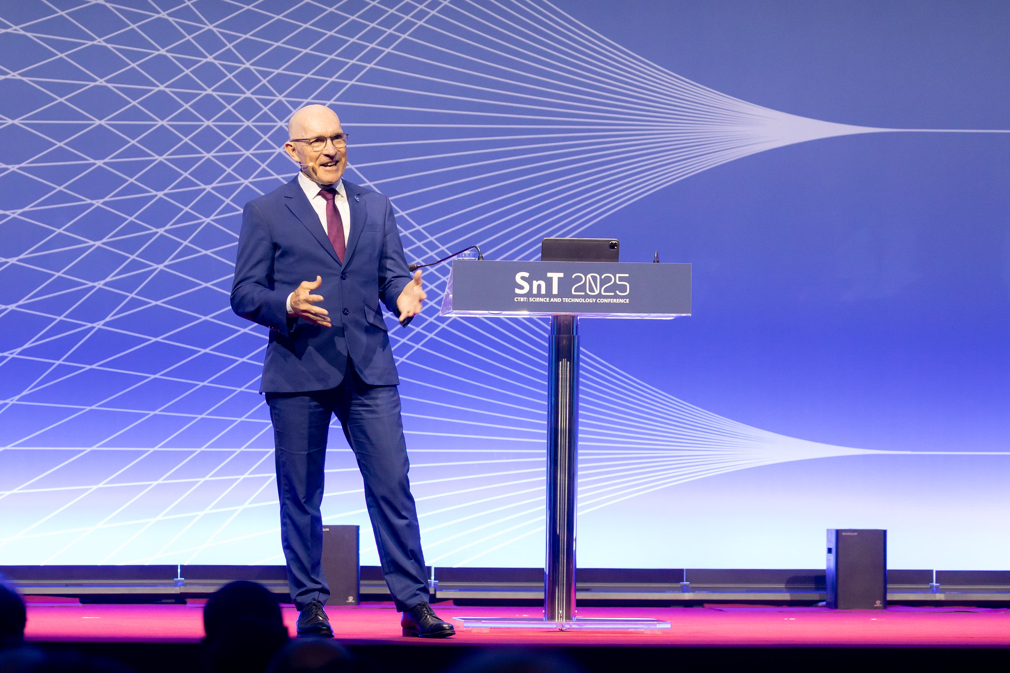 Мужик на сцене